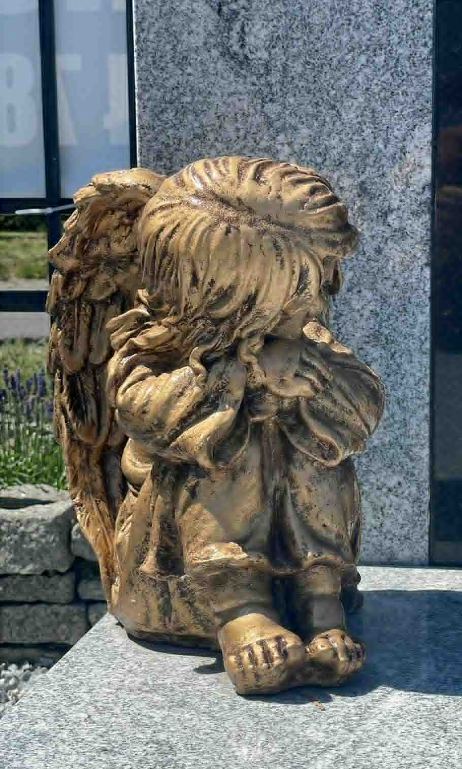 Akcesoria nagrobkowe: lampiony, wazony, krzyże