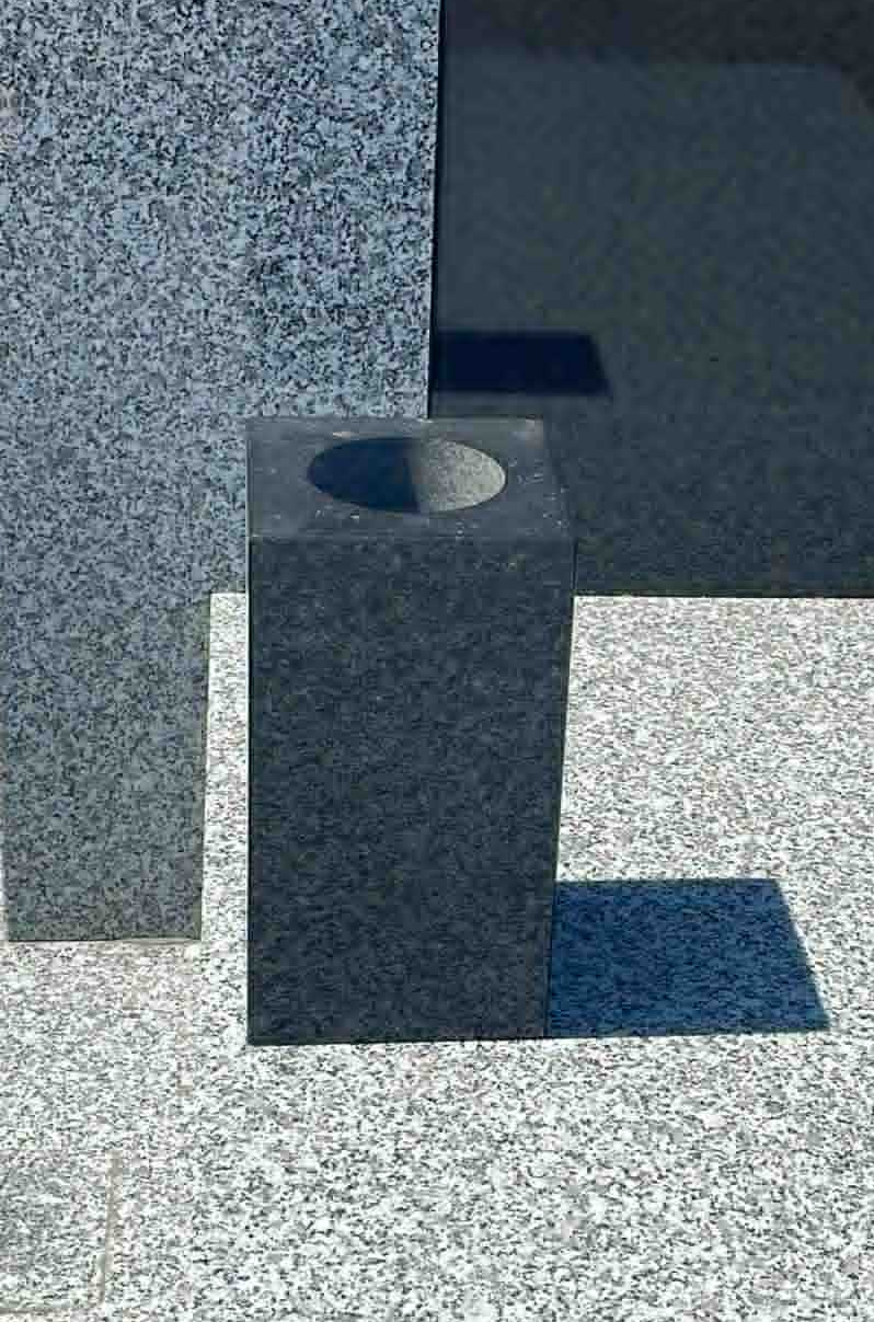 Flakon granitowy na znicze