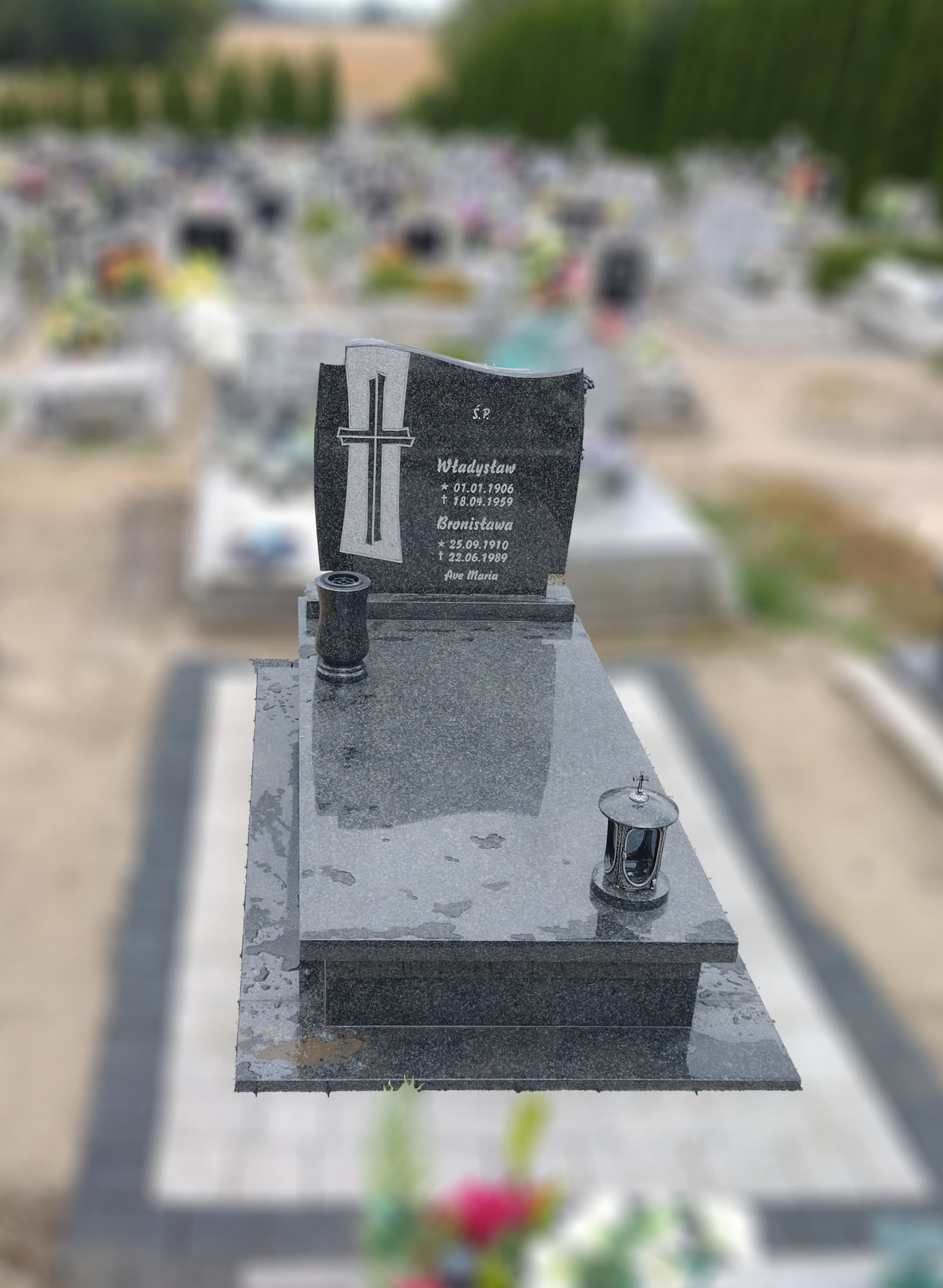 Układanie kostki brukowej przy nagrobku