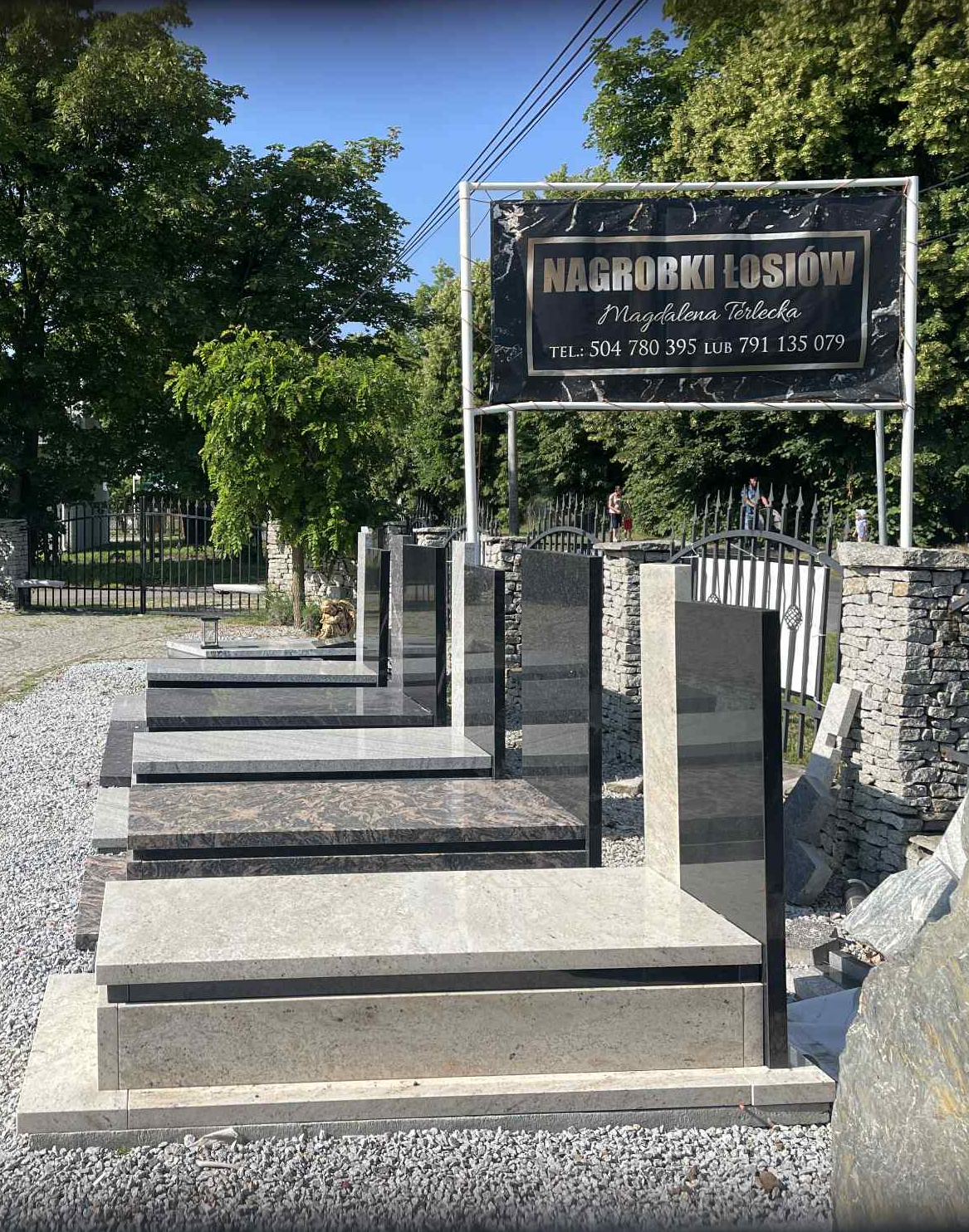 Nagrobki granitowe na placu w Łosiowie