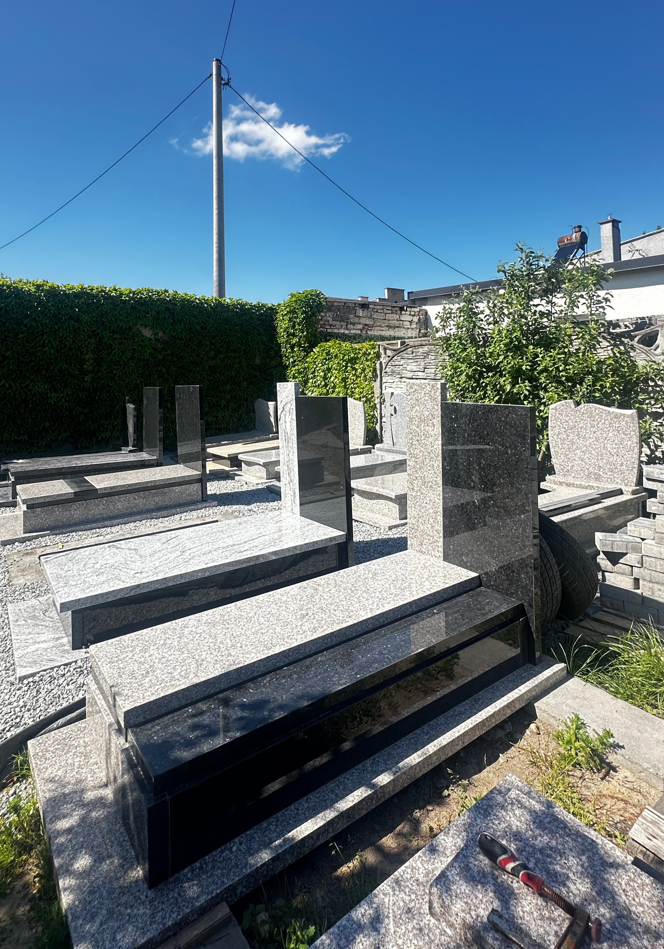 Gotowe nagrobki granitowe przy zakładzie