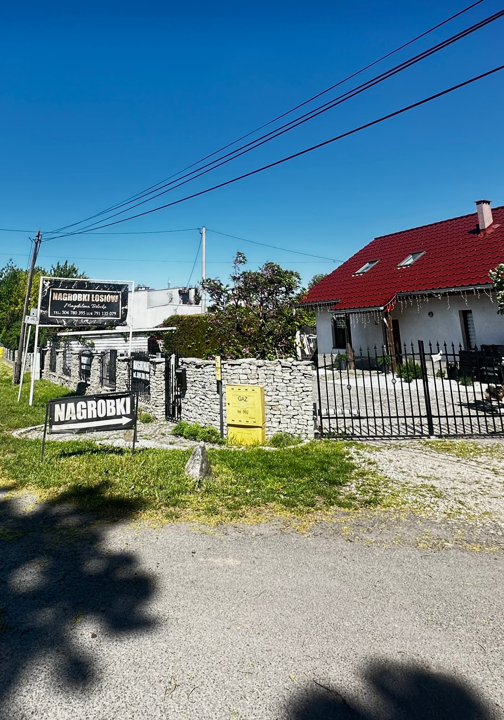 Kamieniarz przy pracy przy nagrobku