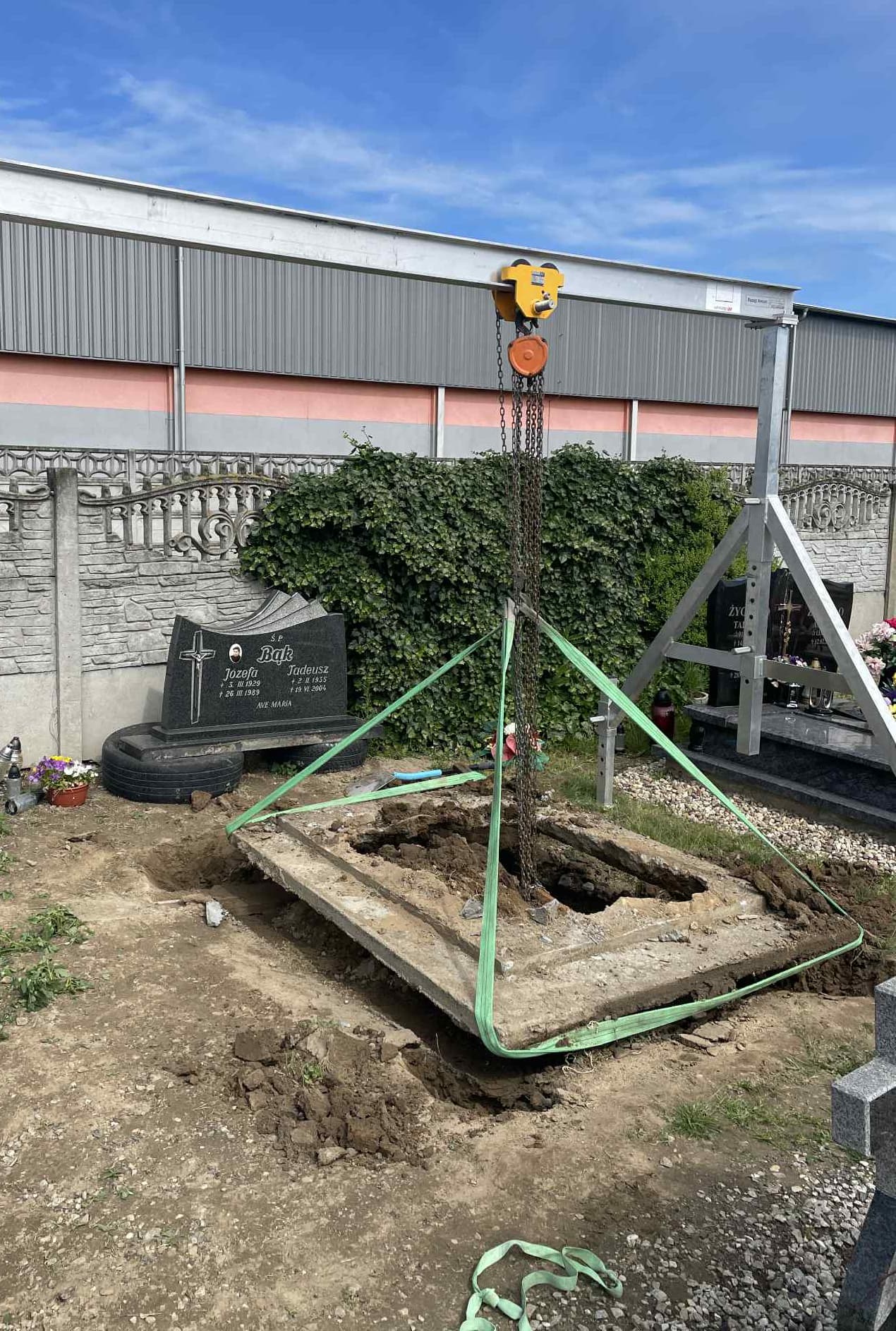 Podnoszenie zapadniętego nagrobka