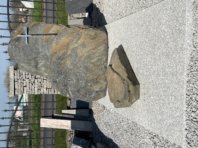 Nagrobek skałkowy o naturalnym kształcie