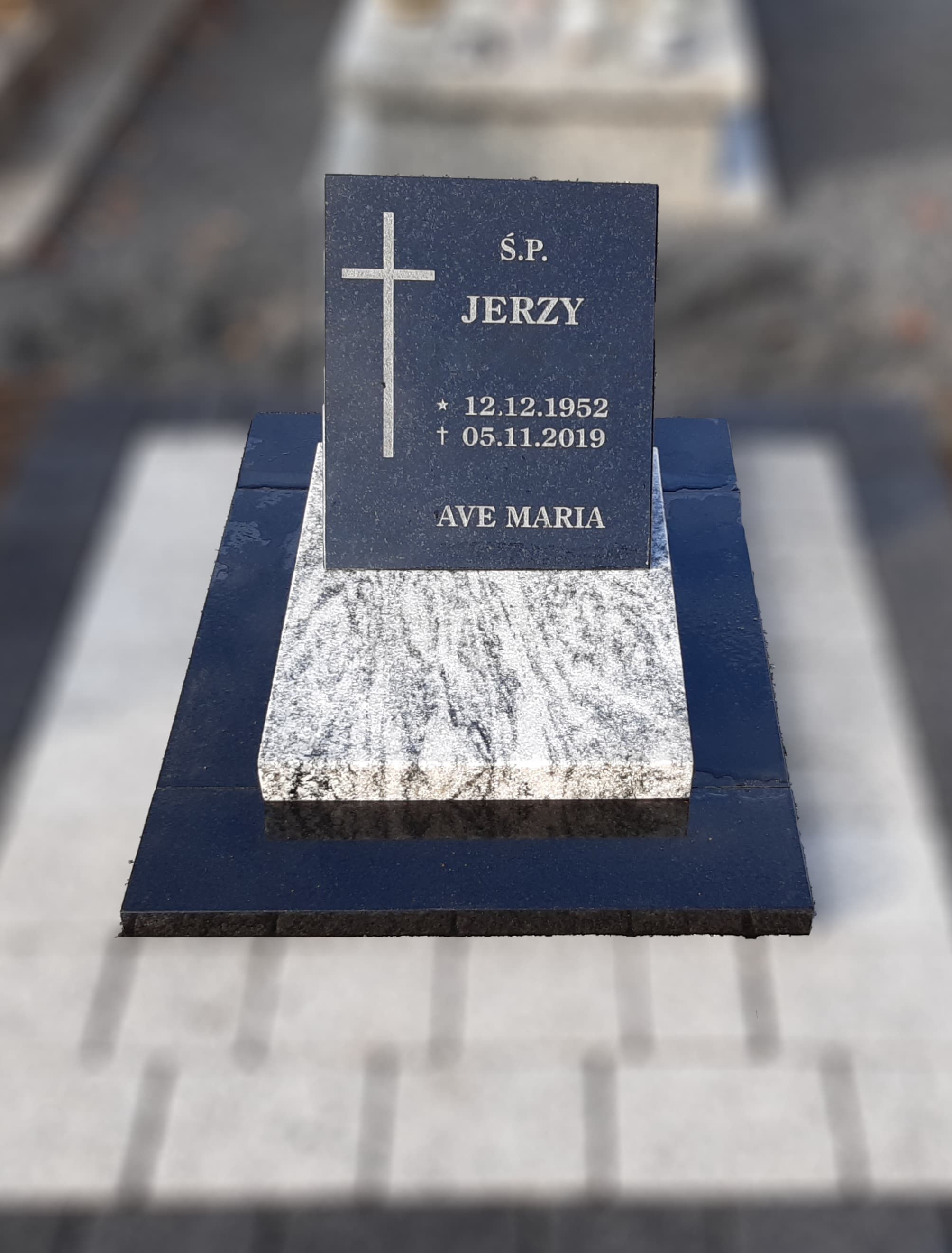 Nagrobek urnowy z granitu